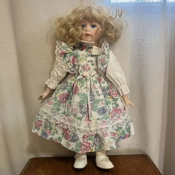 Heritage Signature Collection Porcelain Doll 1990 Vintage Curly Hair Floral - Picture 8 of 8